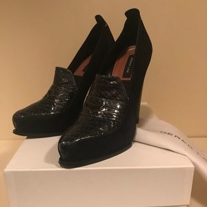 -75% LIKE NEW*DEREK LAM Delana Navy Snake Pump*